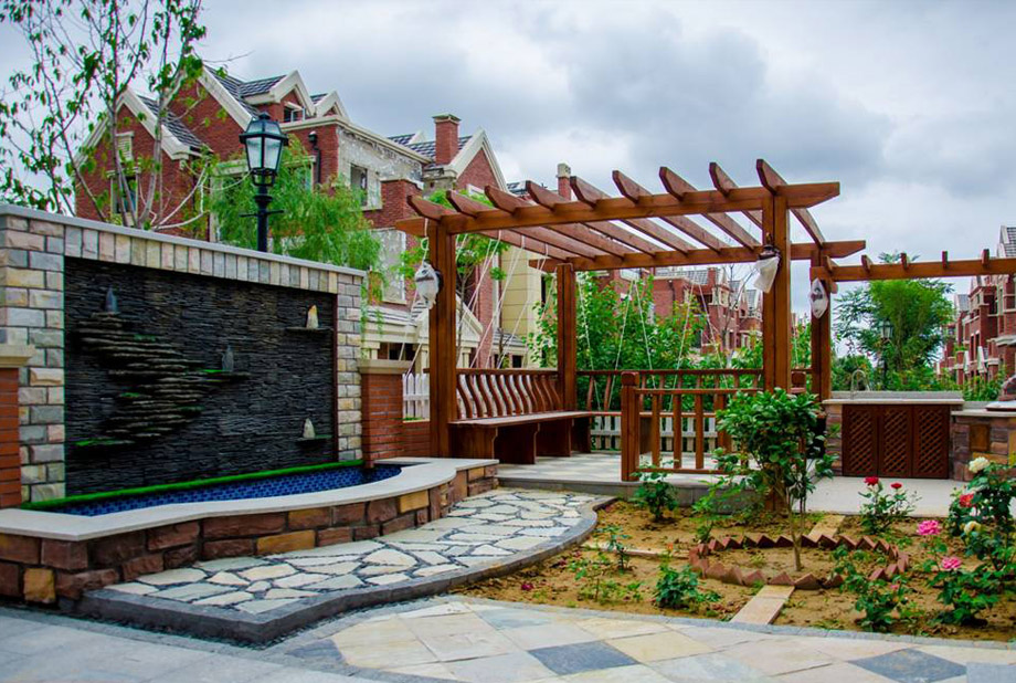 青岛别墅花园木质露台设计