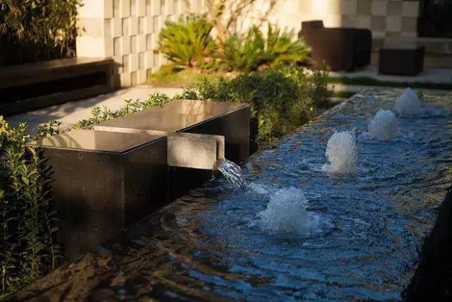 别墅庭院景观公司教你营造现代花园设计的水景空间？